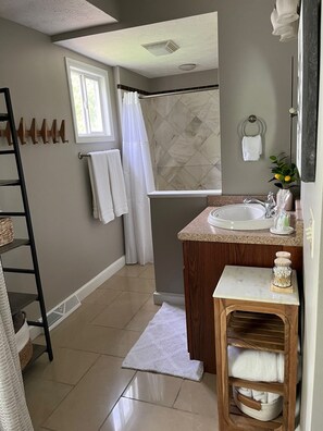 淋浴设施、吹风机、毛巾、肥皂