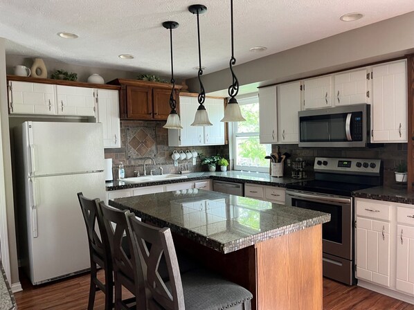 Fridge, microwave, oven, stovetop - Charming 3-bedroom house in Omaha (Omaha)