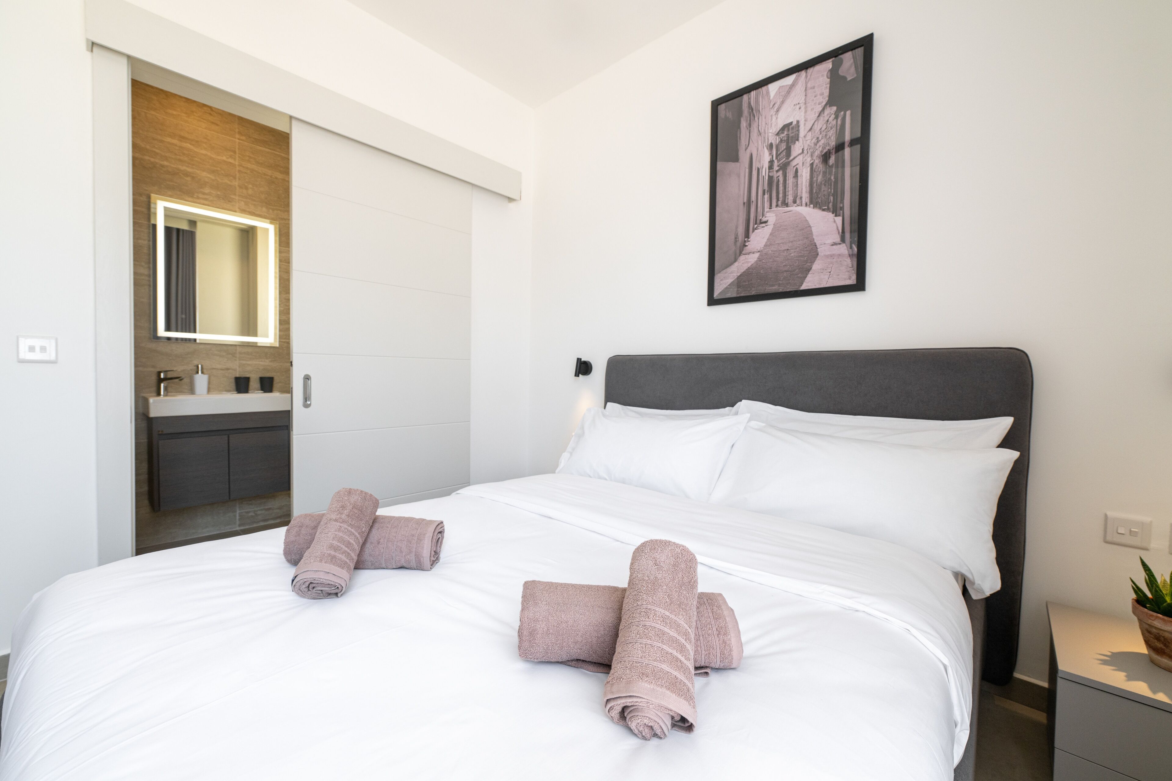 1 slaapkamer, een strijkplank/strijkijzer, gratis wifi, beddengoed