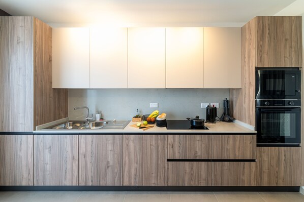 Een koelkast, een microgolfoven, een oven, een vaatwasser