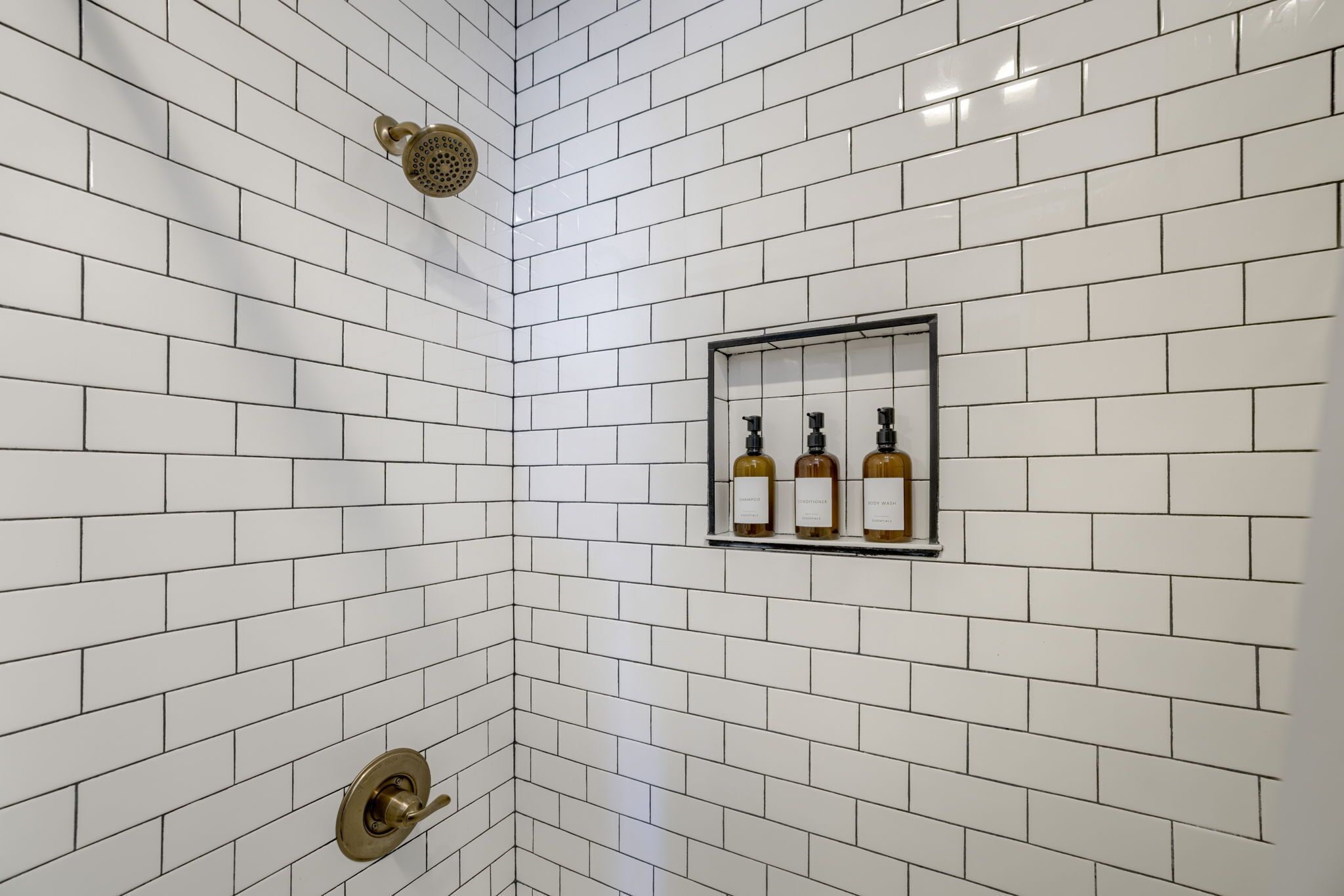 Sèche-cheveux, serviettes fournies, savon, shampoing