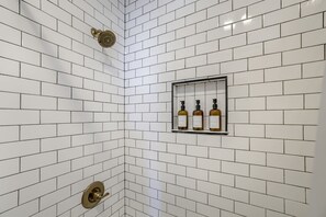 Haartrockner, Handtücher, Seife, Shampoo