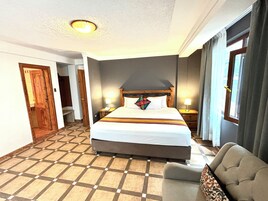 Escritorio, wifi gratis, ropa de cama y acceso para silla de ruedas 