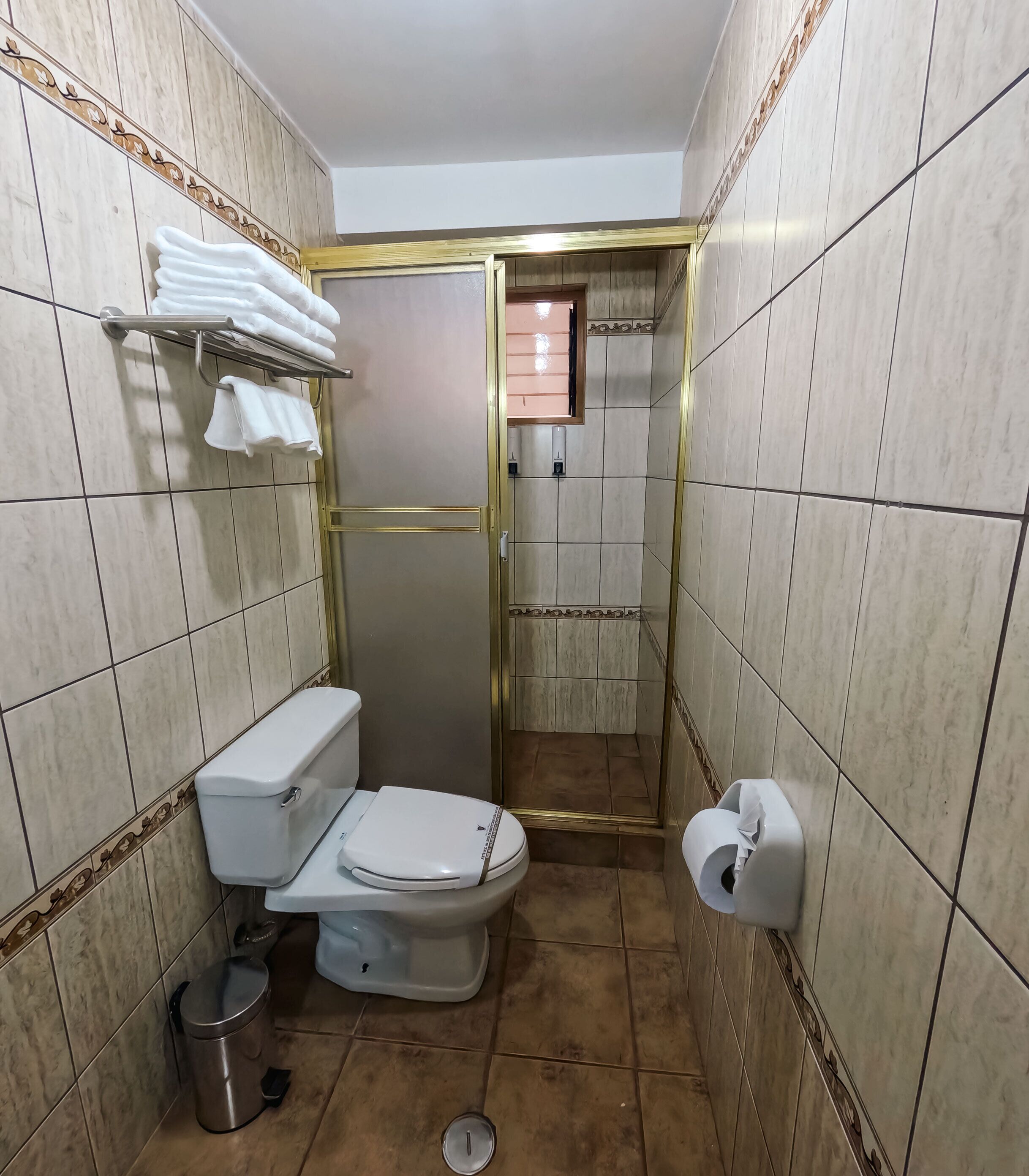 Standard Quadruple Room | Bathroom | Hair dryer, towels, soap, shampoo