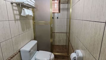 Secador de pelo, toallas, jabón, shampoo