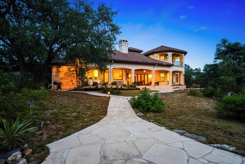 Hill Country Views w/ cold plunge, sauna, fire pit, grill on 10 acres!