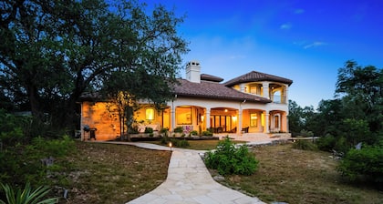 Hill Country Views w/ cold plunge, sauna, fire pit, grill on 10 acres!