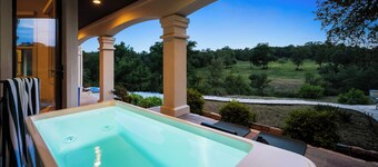 Hill Country Views w/ cold plunge, sauna, fire pit, grill on 10 acres!