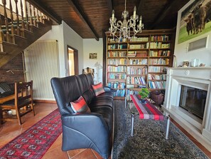 Smart-tv, een open haard, tafelvoetbal en boeken