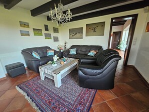Smart-TV, Kamin, Tischfußball, Bücher