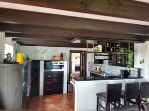 Kylskåp, mikrovågsugn, ugn och spishäll