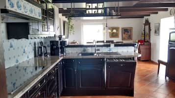 Geladeira, micro-ondas, fogão, cooktop