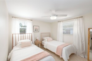 2 chambres, bureau, fer et planche à repasser, lit de bébé portatif