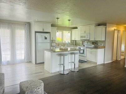 Relaxing SeaTac Retreat: Easy Airport Access & Seattle Adventures