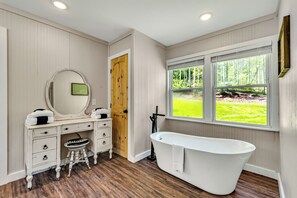 Haartrockner, Handtücher, Seife, Toilettenpapier