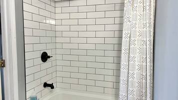 Secadora de cabello, toallas, jabón, shampoo