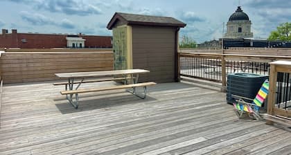 Downtown studio apartment with ROOFTOP DECK