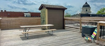Downtown studio apartment with ROOFTOP DECK