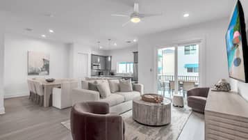 House, Multiple Beds (Azul Townhomes A4 - Sunset) | Living area