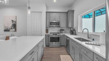 House, Multiple Beds (Azul Townhomes A4 - Sunset) | Private kitchen