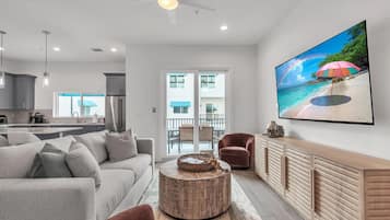 House, Multiple Beds (Azul Townhomes A4 - Sunset) | Living area
