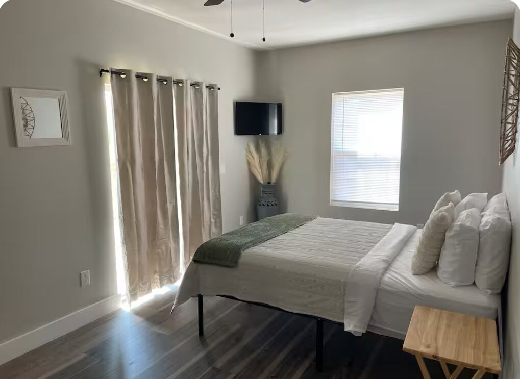 2 多间卧室、免费 WiFi、床单