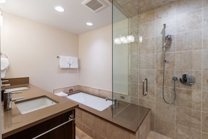Douche, séchoir à cheveux, serviettes fournies