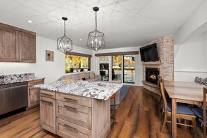 Télévision, cheminée, chaîne hi-fi