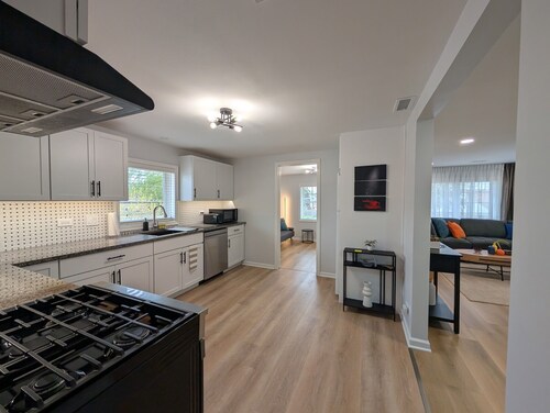 Charming 2-bed.apt in Franklin Park, AC, WiFi, O'Hare, free parking, W/D in unit