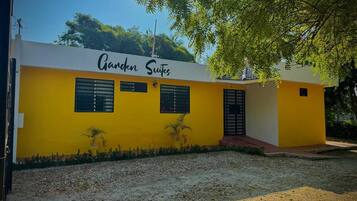 Vista frontal de la propiedad