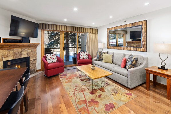 Fernseher, Kamin, Stereoanlage