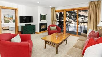 Fernseher, Kamin, Stereoanlage