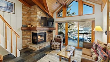 Televisión, chimenea, estéreo