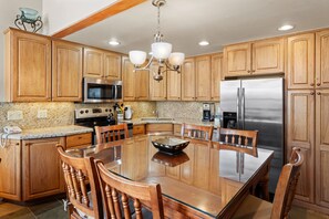 Fridge, microwave, oven, stovetop - Crestwood 1204 Deluxe 1 Bedroom plus Loft (Snowmass Village)