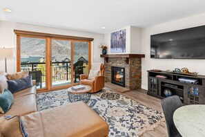 电视、壁炉、立体声音响