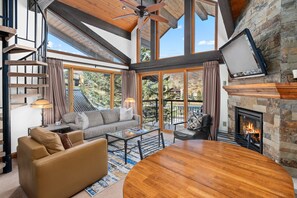 Fernseher, Kamin, Stereoanlage