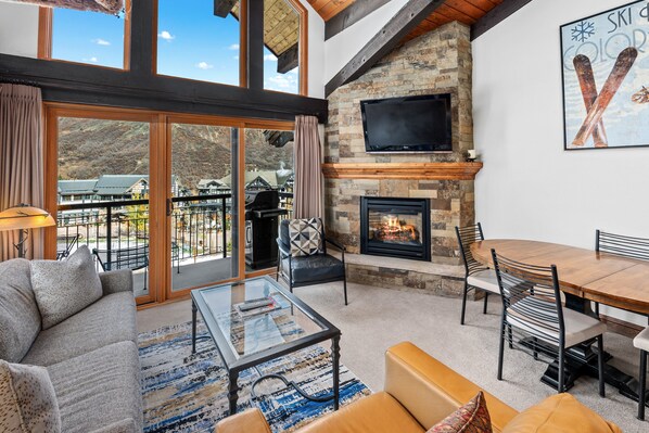 Fernseher, Kamin, Stereoanlage