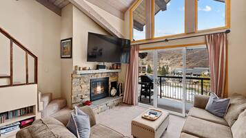 Televisión, chimenea, estéreo