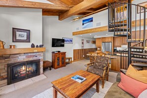 Fernseher, Kamin, Stereoanlage