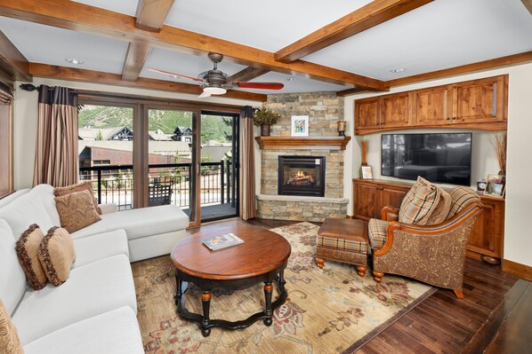 Tv, eldstad och en stereo