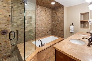 Dusch, hårtork och handdukar