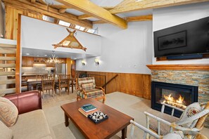 Televisión, chimenea y estéreo 