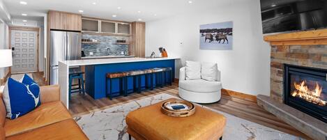 Télévision, cheminée, chaîne hi-fi