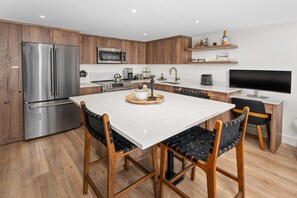 Geladeira, micro-ondas, fogão, cooktop