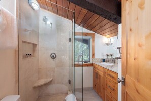 Douche, sĂšche-cheveux, serviettes fournies