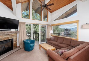 Fernseher, Kamin, Stereoanlage