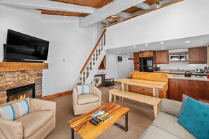 Télévision, cheminée, chaîne hi-fi