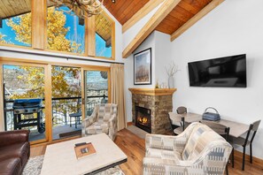 Fernseher, Kamin, Stereoanlage