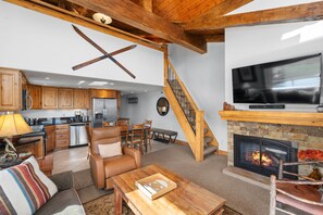 Televisión, chimenea y estéreo 