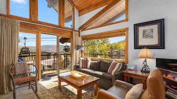 TV, fireplace, stereo